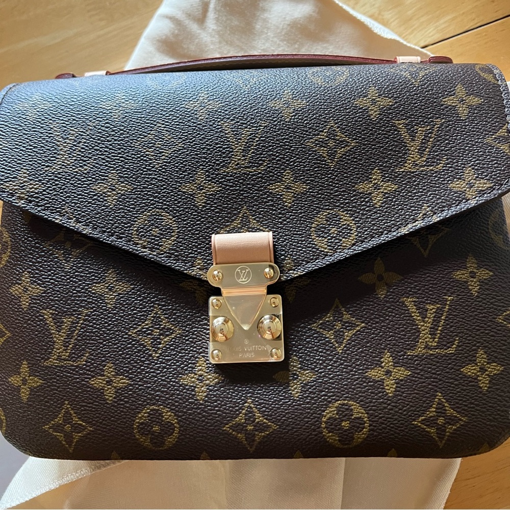 LV pochette Metis